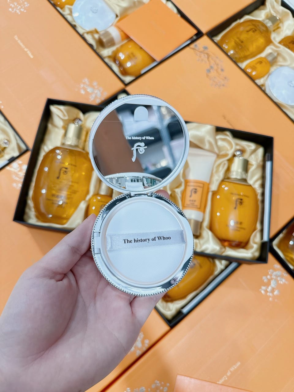 SET DƯỠNG WHOO VÀNG TẶNG PHẤN NƯỚC CAO CẤP MẪU MỚI 2